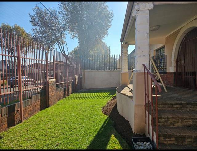 3 BEDROOM HOUSE FOR SALE IN MAYFAIR WEST